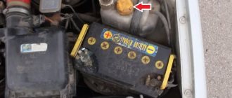 The arrow indicates the cap of the expansion tank, a very important cap by the way, due to its malfunction, the expansion tank can rupture, we indicated this in more detail at the very bottom of the article